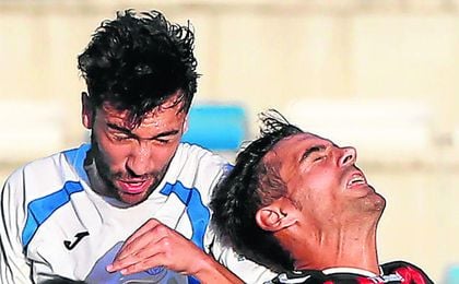 Jesús Mari (derecha) sufrió una sanción de cinco partidos; el domingo cumplió uno. Jesús Mari (derecha) sufrió una sanción de cinco partidos; el domingo cumplió uno.