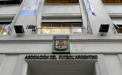 Futbolistas argentinos ponen fin a la huelga tras un mes sin competición Futbolistas argentinos ponen fin a la huelga tras un mes sin competición