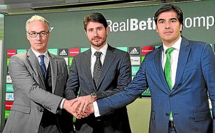 Torrecilla, Víctor y Haro, en la presentación del técnico madrileño. Torrecilla, Víctor y Haro, en la presentación del técnico madrileño.