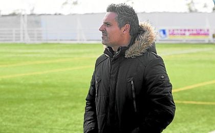 Amtonio Ortega, entrenador del Diablos Rojos, atento al transcurso de un encuentro de su equipo. Amtonio Ortega, entrenador del Diablos Rojos, atento al transcurso de un encuentro de su equipo.