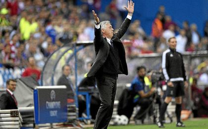 Ancelotti durante el partido de fase de grupos ante el Atlético en el Calderón. Ancelotti durante el partido de fase de grupos ante el Atlético en el Calderón.