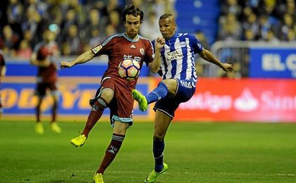 Mikel y Deyverson pugna por la pelota. Mikel y Deyverson pugna por la pelota.