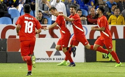 Los hispalenses celebran uno de los goles. Los hispalenses celebran uno de los goles.