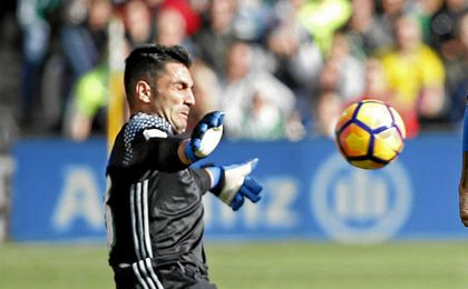 Adán realizó paradas de mérito contra Osasuna. Adán realizó paradas de mérito contra Osasuna.