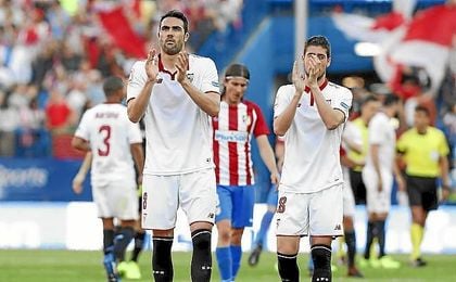 Iborra saluda a los aficionados sevillistas tras acabar el partido. Iborra saluda a los aficionados sevillistas tras acabar el partido.
