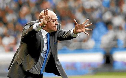 Pepe Mel gesticula en la banda de Riazor. Pepe Mel gesticula en la banda de Riazor.