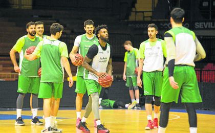 DeAndre Kane y Aleksandar Marelja, los dos nuevos fichajes del Real Betis, debutaron la semana pasada con la camiseta verdiblanca en San Pablo; el base-escolta americano causó buenas impresiones en su estreno ante el Herbalife. DeAndre Kane y Aleksandar Marelja, los dos nuevos fichajes del Real Betis, debutaron la semana pasada con la camiseta verdiblanca en San Pablo; el base-escolta americano causó buenas impresiones en su estreno ante el Herbalife.