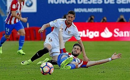 Escudero y Carrasco pugnan por un balón desde el suelo. Escudero y Carrasco pugnan por un balón desde el suelo.