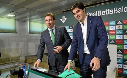 López Catalán y Haro, antes de comenzar la comparecencia. López Catalán y Haro, antes de comenzar la comparecencia.
