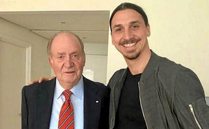 Ibrahimovic posa con el Rey Juan Carlos. Ibrahimovic posa con el Rey Juan Carlos.