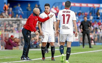 Sampaoli da unas indicaciones a Nasri en el Vicente Calderón. Sampaoli da unas indicaciones a Nasri en el Vicente Calderón.
