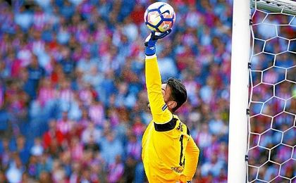 Sergio Rico, en una de sus intervenciones en el Vicente Calderón. Sergio Rico, en una de sus intervenciones en el Vicente Calderón.