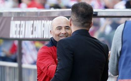 Simeone y Sampaoli se saludan antes del duelo en el Calderón. Simeone y Sampaoli se saludan antes del duelo en el Calderón.