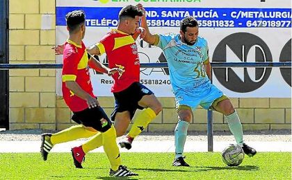 El algabeño David Otero ante un zaguero palaciego ayer. El algabeño David Otero ante un zaguero palaciego ayer.