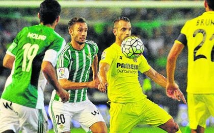 El bético Germán Pezzella presiona a Roberto Soldado, autor del gol del Villarreal en el choque de la pasada temporada. El bético Germán Pezzella presiona a Roberto Soldado, autor del gol del Villarreal en el choque de la pasada temporada.