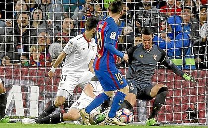 Messi bate a Sergio Rico para hacer el 2-0. Messi bate a Sergio Rico para hacer el 2-0.