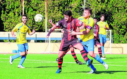 Camero, capitán del San Juan, en un lance del choque jugado ante el Salerm Puente Genil. Camero, capitán del San Juan, en un lance del choque jugado ante el Salerm Puente Genil.
