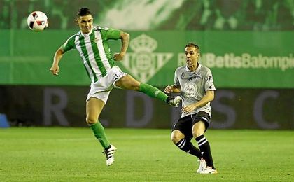 Partido de dieciseisavos de la Copa del Rey disputado entre Betis y Deportivo. En la imagen, Felipe Gutiérrez y Fernando Navarro. Partido de dieciseisavos de la Copa del Rey disputado entre Betis y Deportivo. En la imagen, Felipe Gutiérrez y Fernando Navarro.
