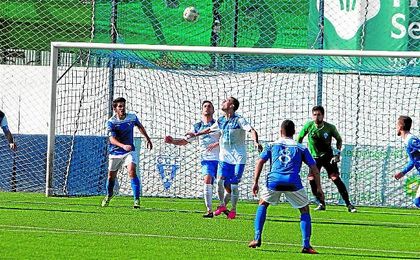Carmona (izquierda) en un lance del Castilleja-Écija disputado en la presente temporada. Carmona (izquierda) en un lance del Castilleja-Écija disputado en la presente temporada.