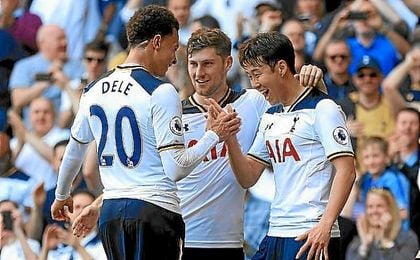 El Tottenham se sitúa a cuatro puntos del Chelsea de forma provisional. El Tottenham se sitúa a cuatro puntos del Chelsea de forma provisional.