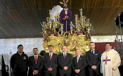 El Sevilla realiza su tradicional ofrenda floral. El Sevilla realiza su tradicional ofrenda floral.
