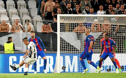 Dybala hace el segundo de sus goles ante el Barcelona. Dybala hace el segundo de sus goles ante el Barcelona.