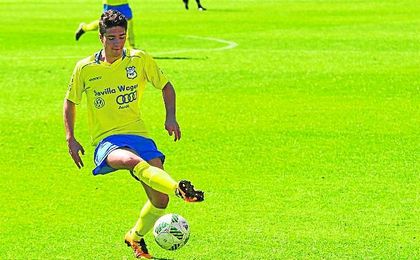 Jaime, uno de los nuevos jóvenes valores corianos, en el duelo ante el Utrera de esta temporada. Jaime, uno de los nuevos jóvenes valores corianos, en el duelo ante el Utrera de esta temporada.