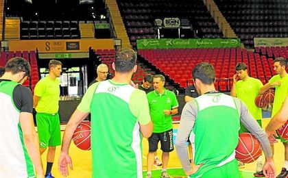 El técnico del Real Betis, Alejandro Martínez, en uno de sus primeros entrenamientos en el pabellón de San Pablo. El técnico del Real Betis, Alejandro Martínez, en uno de sus primeros entrenamientos en el pabellón de San Pablo.
