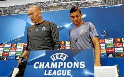Zidane, junto a Casemiro en la rueda de prensa. Zidane, junto a Casemiro en la rueda de prensa.
