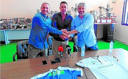Luhay Hamido, presidente del Ceuta, junto a Juan Ramón y Nayim, hombre fuerte caballa. Luhay Hamido, presidente del Ceuta, junto a Juan Ramón y Nayim, hombre fuerte caballa.