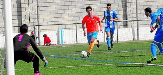 Miguelito Blázquez conduce el esférico en un lance del encuentro disputado por el Cerro ante el Bellavista. Miguelito Blázquez conduce el esférico en un lance del encuentro disputado por el Cerro ante el Bellavista.