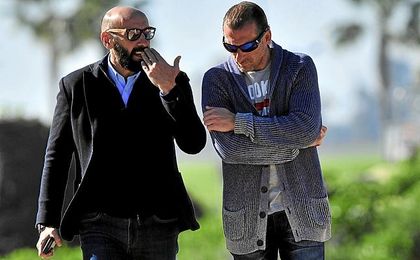 Monchi dialoga con su sucesor, Óscar Arias. Monchi dialoga con su sucesor, Óscar Arias.