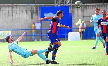 El cerreño Sergio Pérez, sancionado con tres encuentros, en un lance ante el jugador del Algabeño Mimi. El cerreño Sergio Pérez, sancionado con tres encuentros, en un lance ante el jugador del Algabeño Mimi.