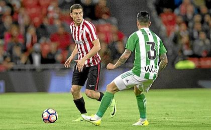 El bético Álex Martínez destacó en labores defensivos durante el encuentro de San Mamés. El bético Álex Martínez destacó en labores defensivos durante el encuentro de San Mamés.