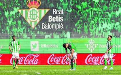 Tres goles en contra en 11 minutos recibió el Betis. Tres goles en contra en 11 minutos recibió el Betis.