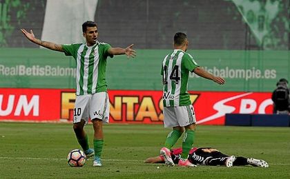 Ceballos y Durmisi protestan al colegiado. Ceballos y Durmisi protestan al colegiado.