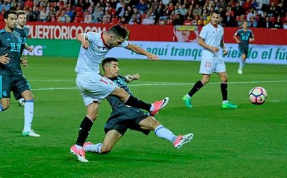 Sarabia dispara a puerta en una acción por banda derecha. Sarabia dispara a puerta en una acción por banda derecha.