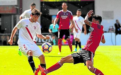 El sevillista Carmona, durante un lance del partido jugado en Anduva. El sevillista Carmona, durante un lance del partido jugado en Anduva.