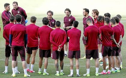 Simeone con su plantilla durante el entrenamiento previo al partido. Simeone con su plantilla durante el entrenamiento previo al partido.