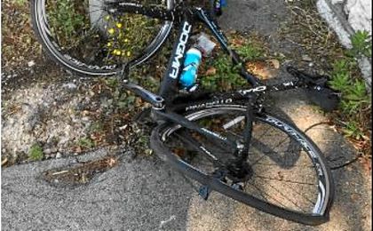 Imagen de como quedó la bicicleta del ciclista británico tras el atropello. Imagen de como quedó la bicicleta del ciclista británico tras el atropello.