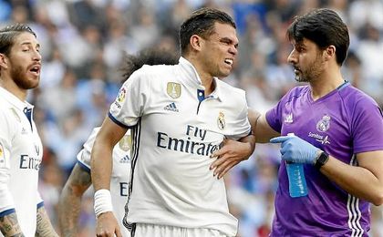 Pepe saliendo lesionado del Bernabeú. Pepe saliendo lesionado del Bernabeú.
