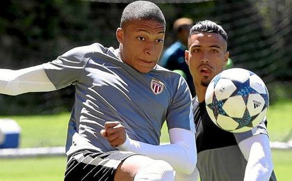 Mbappé durante el entrenamiento previo al choque. Mbappé durante el entrenamiento previo al choque.