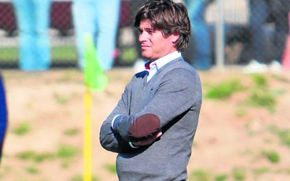 Agustín López, entrenador del Sevilla, atento a sus jugadores durante un encuentro de Liga. Agustín López, entrenador del Sevilla, atento a sus jugadores durante un encuentro de Liga.