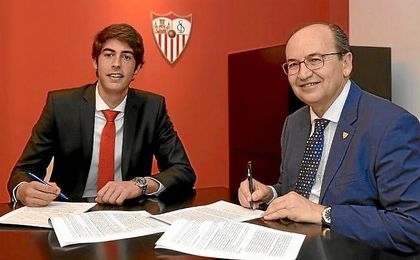 Carlos Fernández, junto a José Castro en su renovación. Carlos Fernández, junto a José Castro en su renovación.