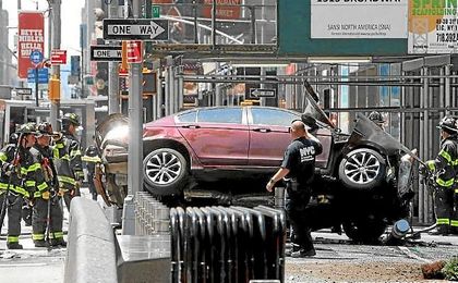 Imagen del coche que ha atropellado a numerosas personas. Imagen del coche que ha atropellado a numerosas personas.