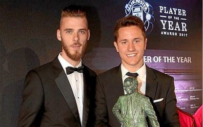 Coge el testigo de su compañero De Gea. Coge el testigo de su compañero De Gea.