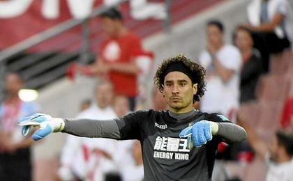 Ochoa carga contra algunos compañeros. Ochoa carga contra algunos compañeros.