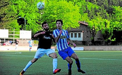 Manu Reina (izquierda) pugna con un rival de la Cultural en el choque de la ida. Manu Reina (izquierda) pugna con un rival de la Cultural en el choque de la ida.