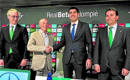 Torrecilla, a la izquierda, no estuvo ayer en la presentación de Setién. Torrecilla, a la izquierda, no estuvo ayer en la presentación de Setién.