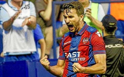 Juan Muñoz apenas ha gozado de continuidad este curso; primero en el Zaragoza y luego en el Levante. Juan Muñoz apenas ha gozado de continuidad este curso; primero en el Zaragoza y luego en el Levante.